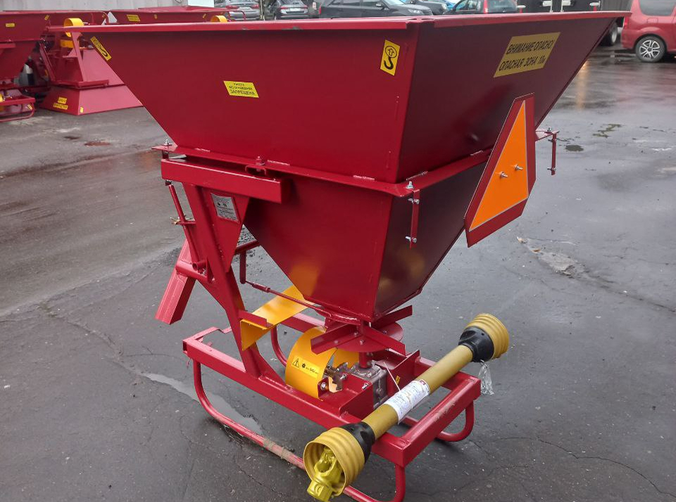 Разбрасыватель песка и минеральных удобрений Л-116