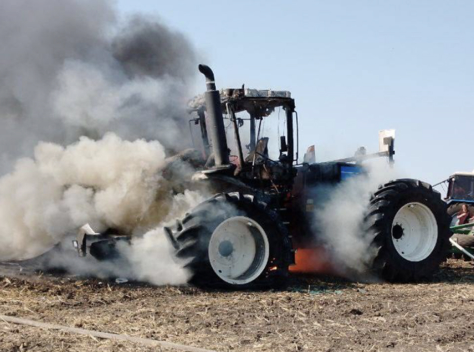 Почему трактор дымит