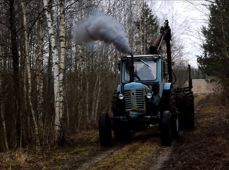 Почему из выхлопной трубы идет синий дым?