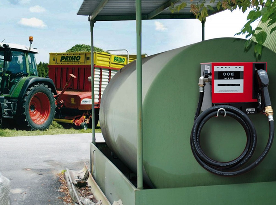 Заправка трактора топливом перед работой