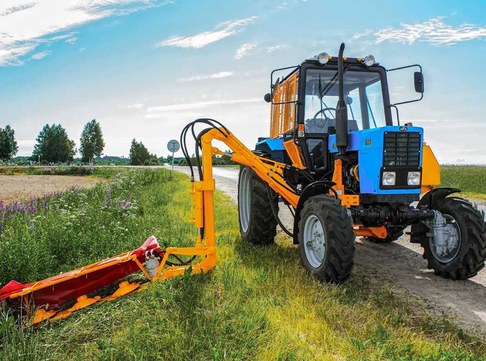 Преимущества покоса травы трактором