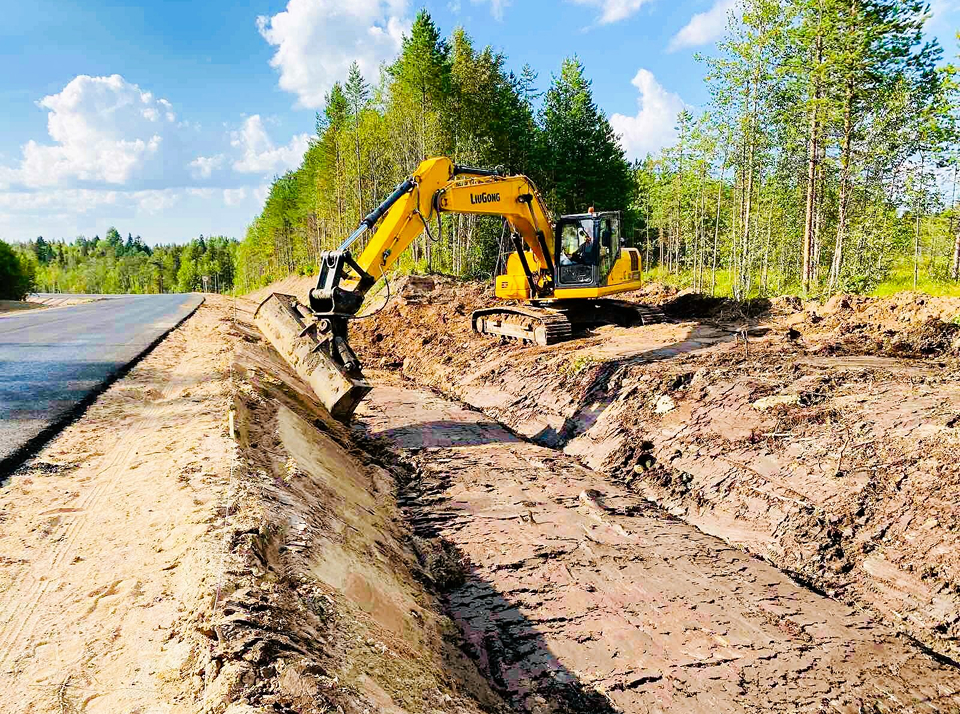 Снятие грунта экскаватором